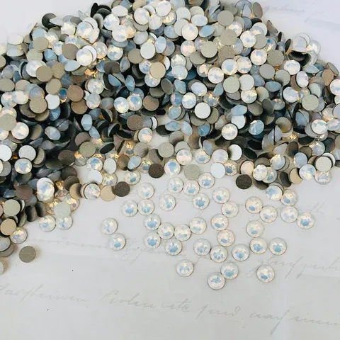 Beautystones White Opal neglekrystaller flat back glans