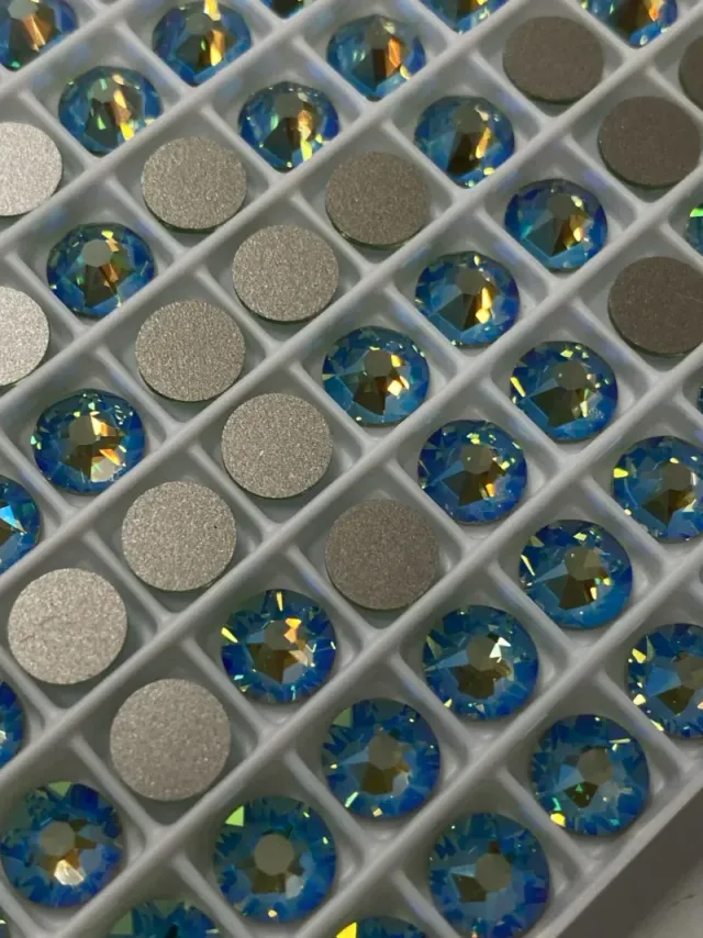 Indigo Nails Beautystones Peridot Shimmer rhinsten